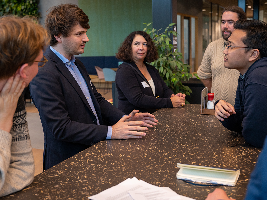 TUD_Mondai_AI_MHC_workshop_v2 People discuss round table on Artificial Intelligence